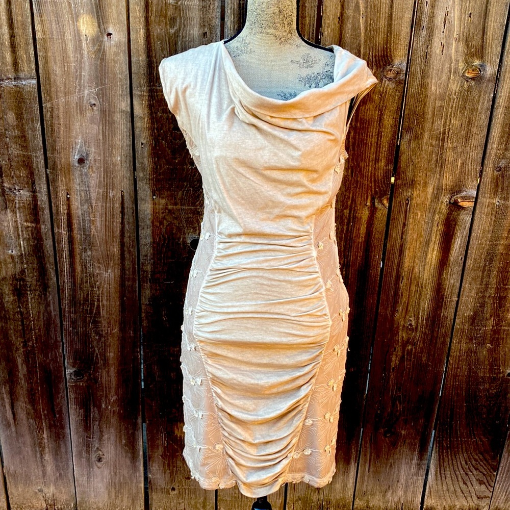 Beautiful dress, very comfortable, ruched cotton and embroidered flower detail